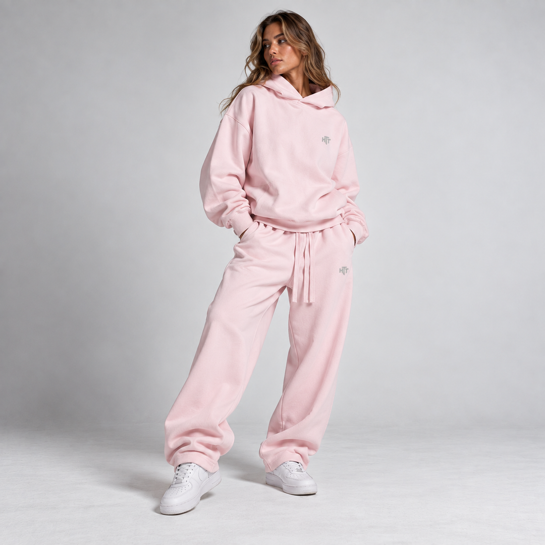 HTT 420GSM heavyweight hoodie en sweatpants set in Primrose Pink op vrouwelijk model