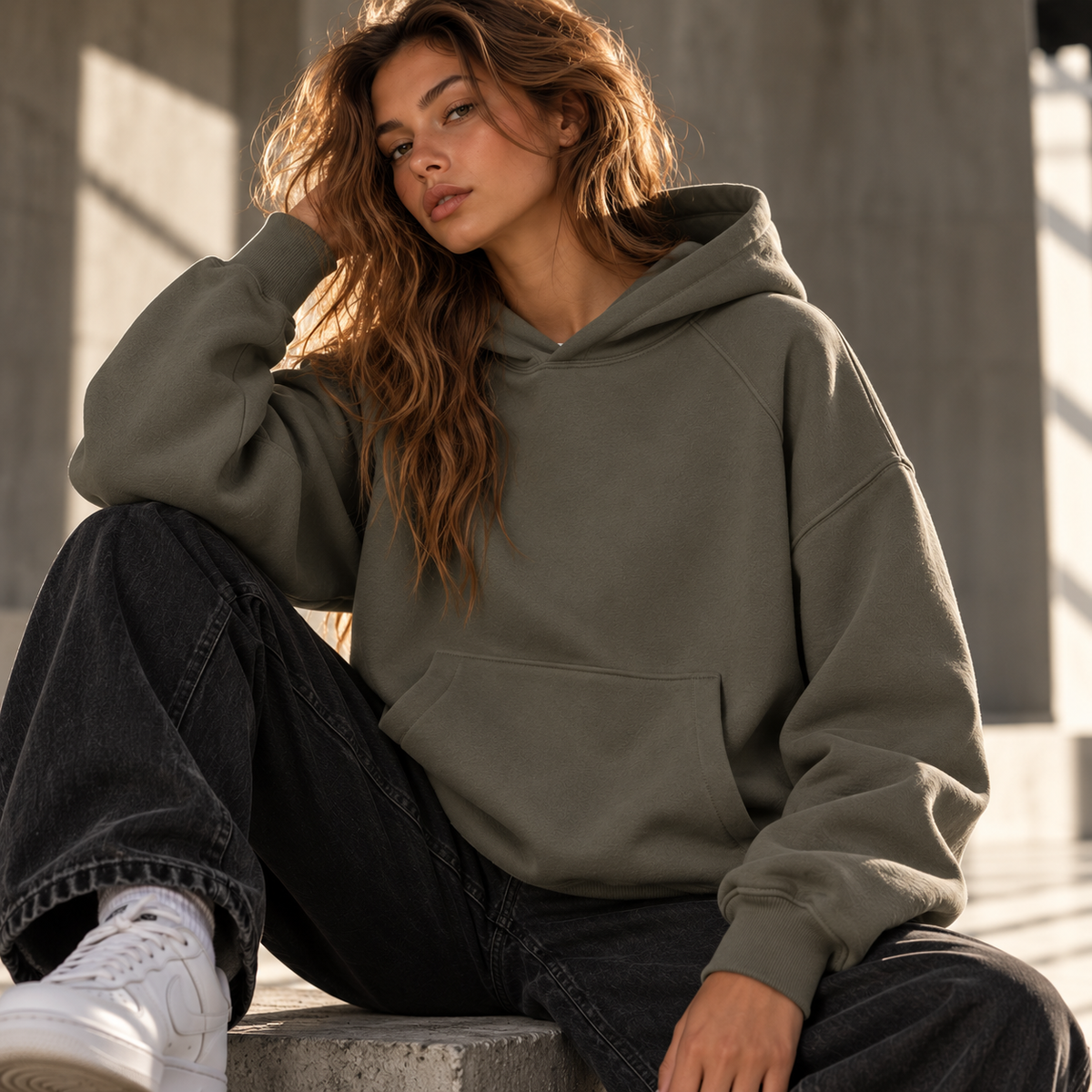 HTT Credence Graphic Hoodie Charcoal Grey – vrouwelijke hero voorkant