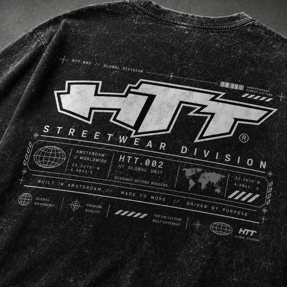 HTT.002 Global Division T-Shirt – Nahaufnahme des technischen Rückenprints und des Snow-Wash-Stoffs