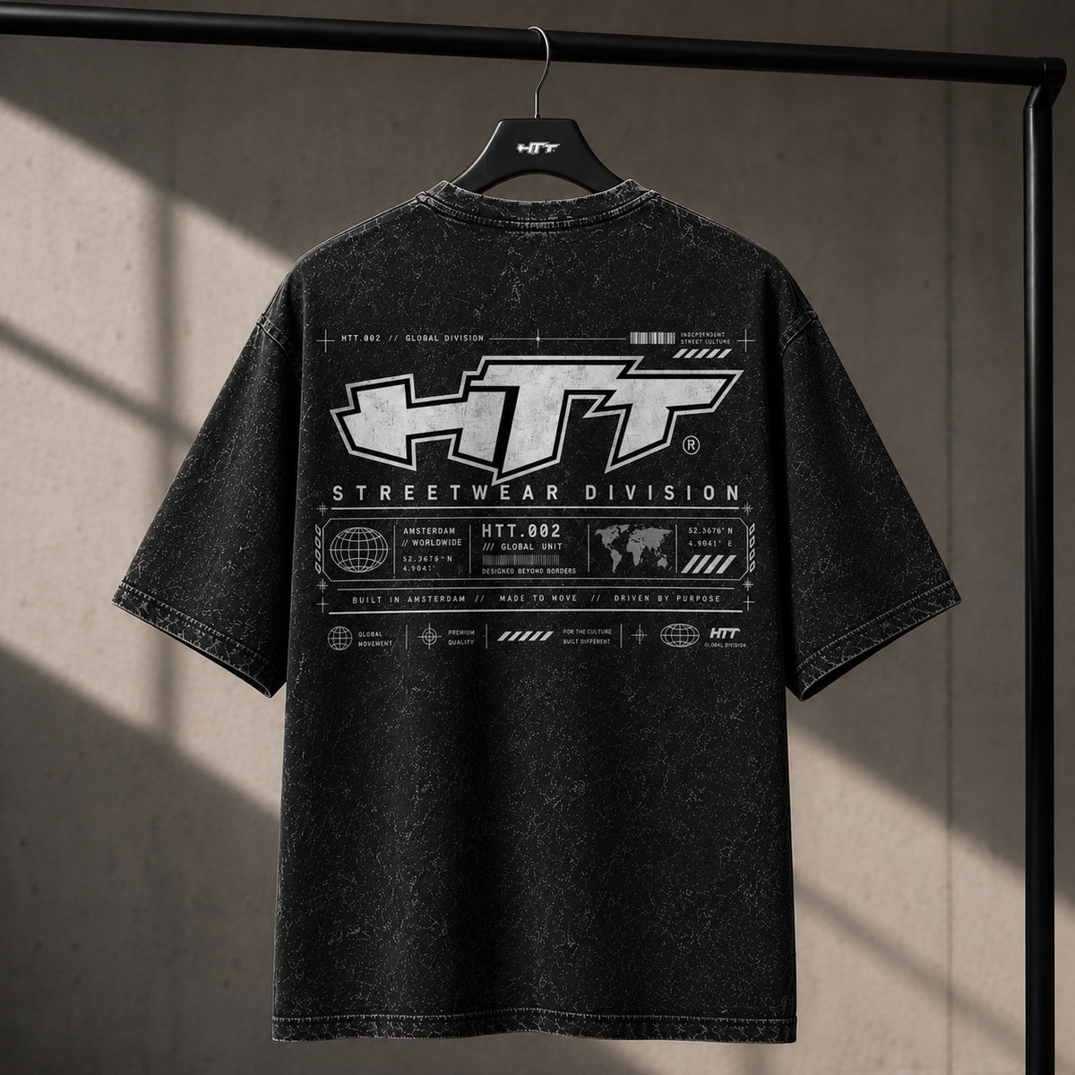 HTT.002 Global Division Oversized-Snow-Wash-T-Shirt – Rückansicht am Kleiderbügel mit technischem Grafikdesign