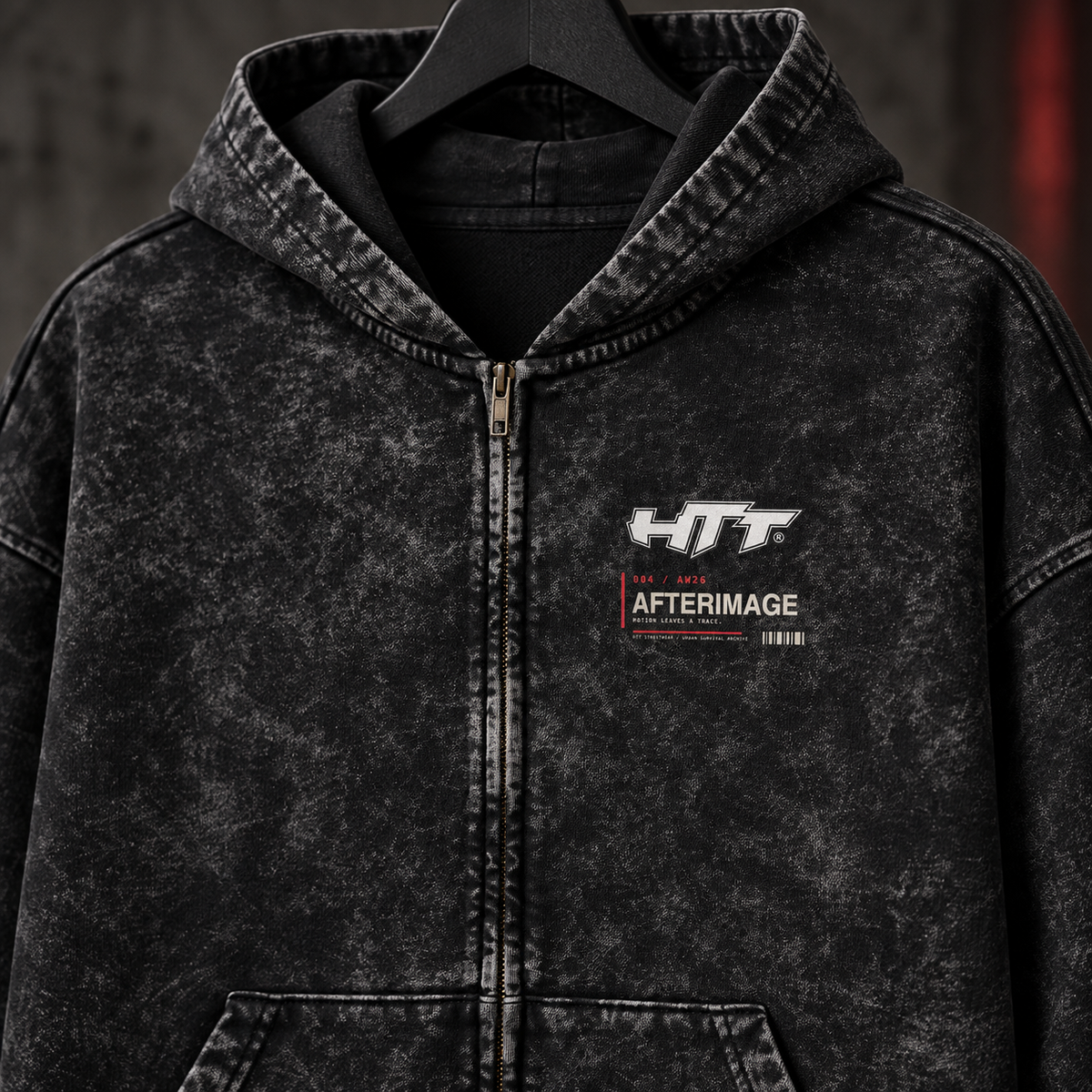 Detalle de la sudadera con capucha y cremallera HTT 004 Afterimage: logotipo de HTT, cremallera y algodón con lavado efecto nieve