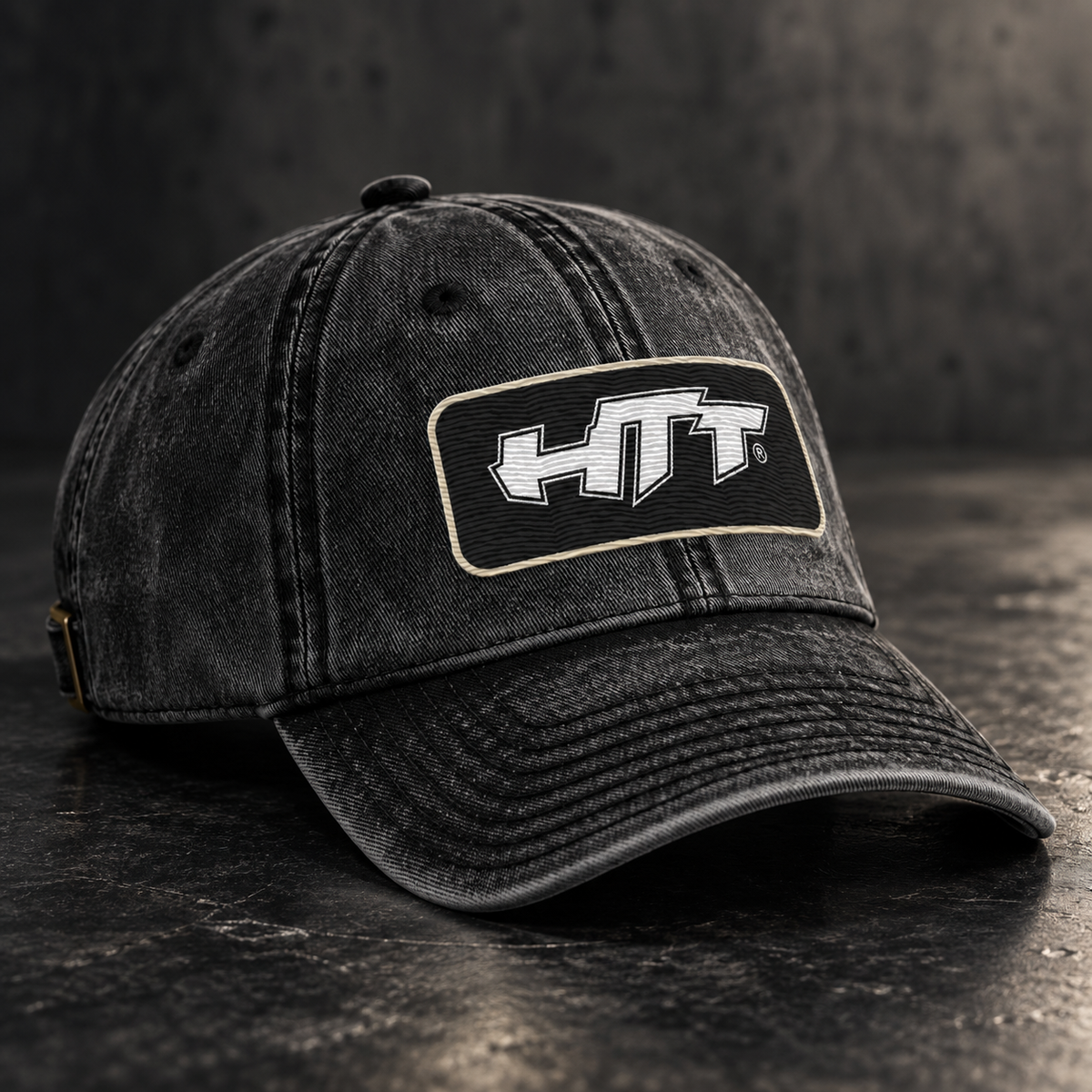 HTT 005 verwaschene Badge-Cap in verwaschenem Schwarz mit HTT-Logo-Badge