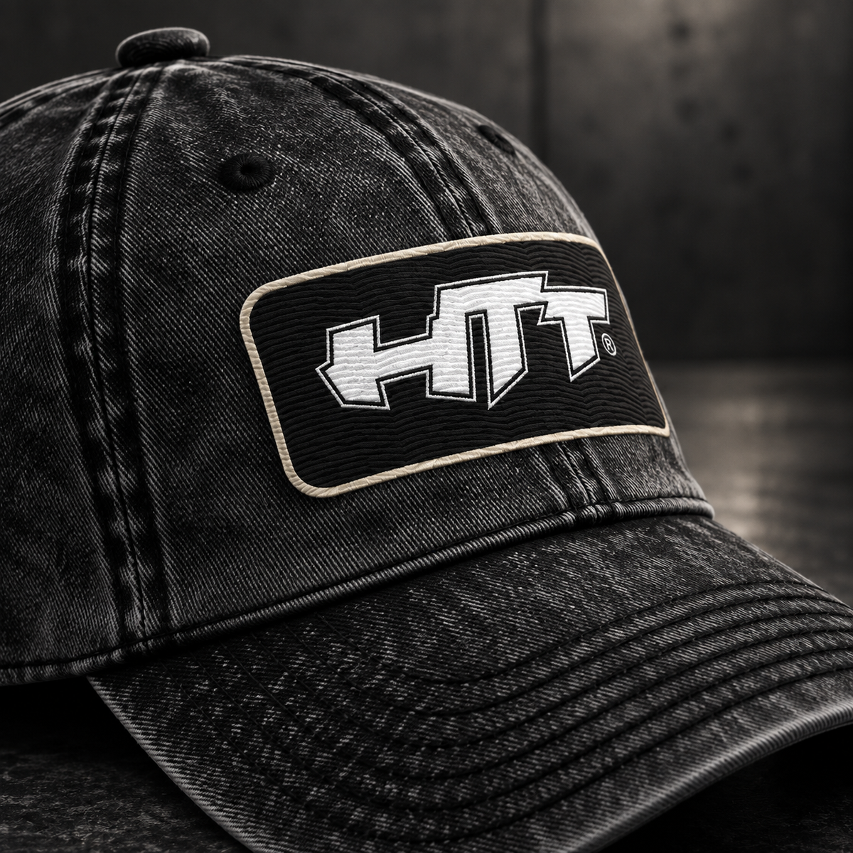 Nahaufnahme des HTT-Logoabzeichens und der gewaschenen Baumwolltextur auf der 005-Kappe