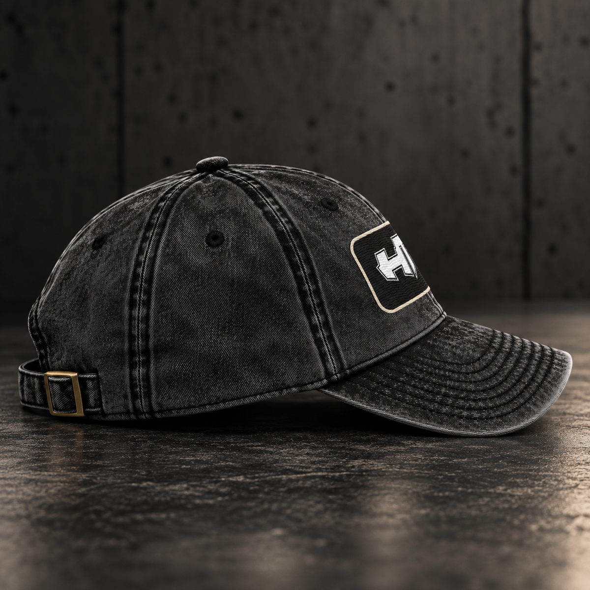 Seitenansicht der gewaschenen HTT-005-Badge-Cap mit gebogenem Schirm und verstellbarem Riemen