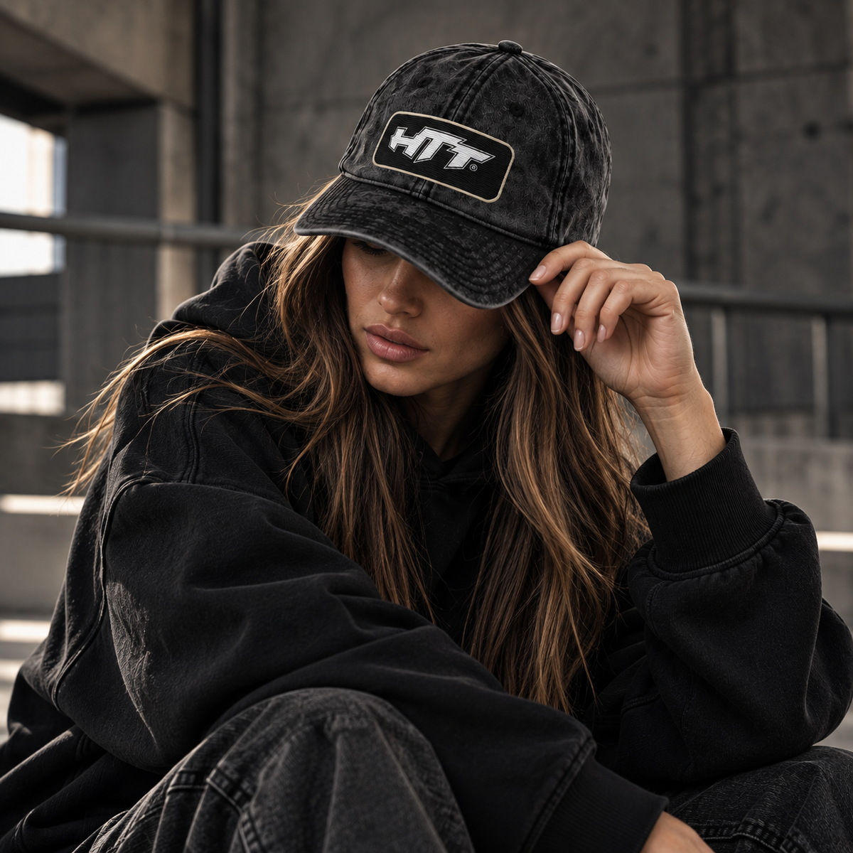Frau mit der HTT 005 Washed Badge Cap im Vintage-Look mit verwaschenem schwarzem Finish