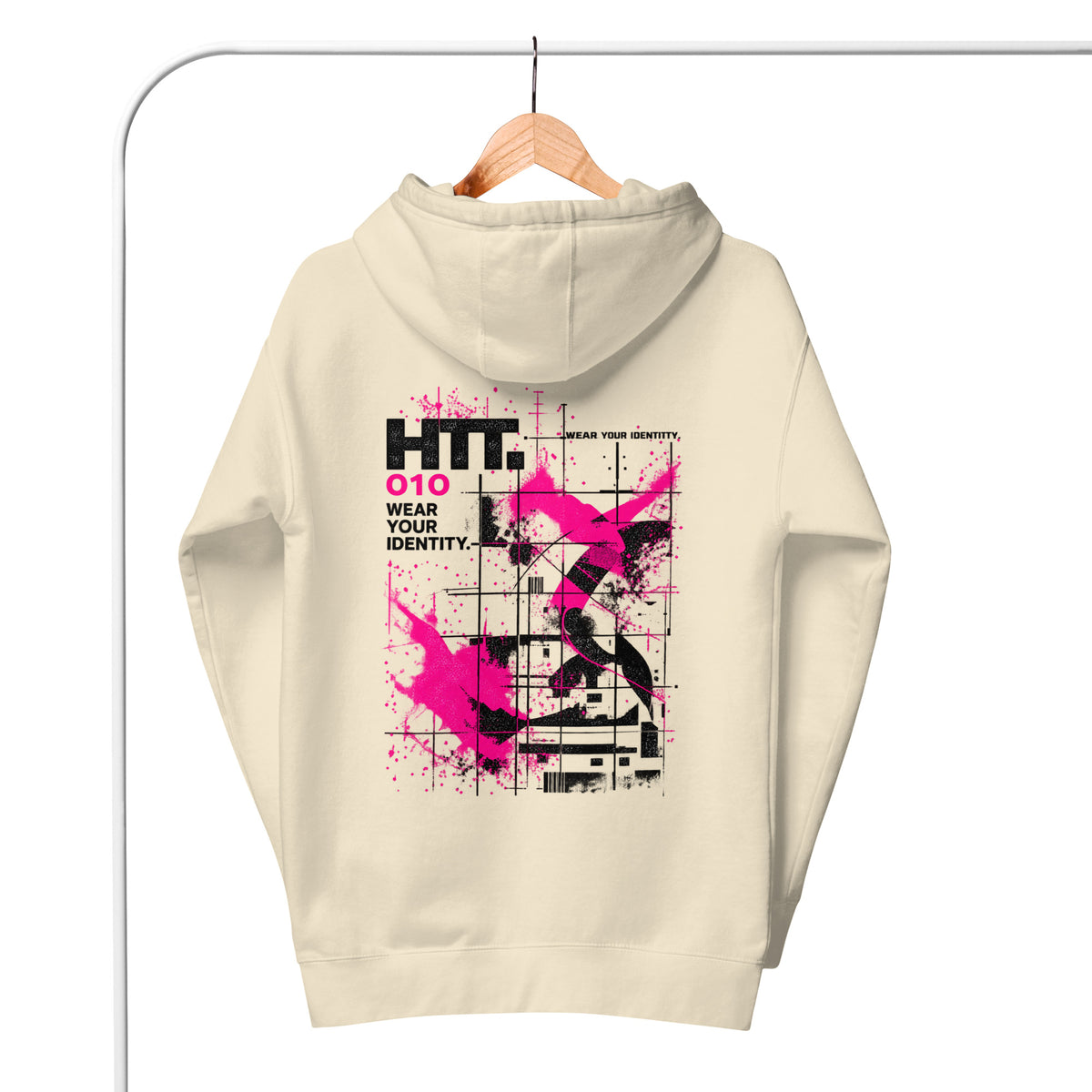Achterkant van de HTT.010 hoodie op een houten hanger met zwarte en felroze rugprint.