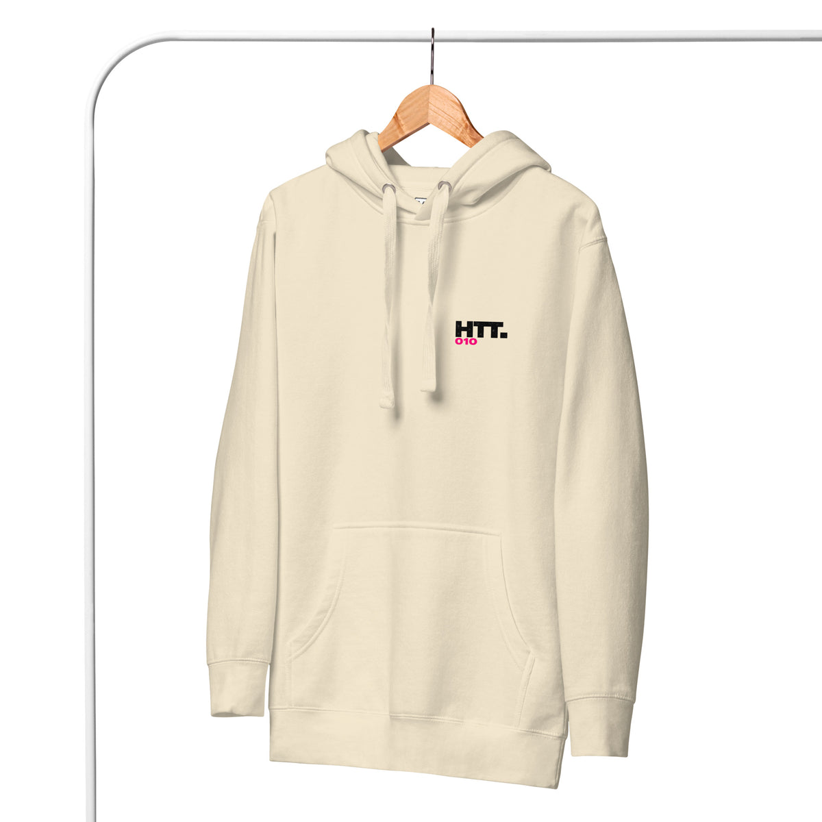 HTT.010 Bone Cream hoodie op een houten hanger, met klein zwart-roze borstlogo.
