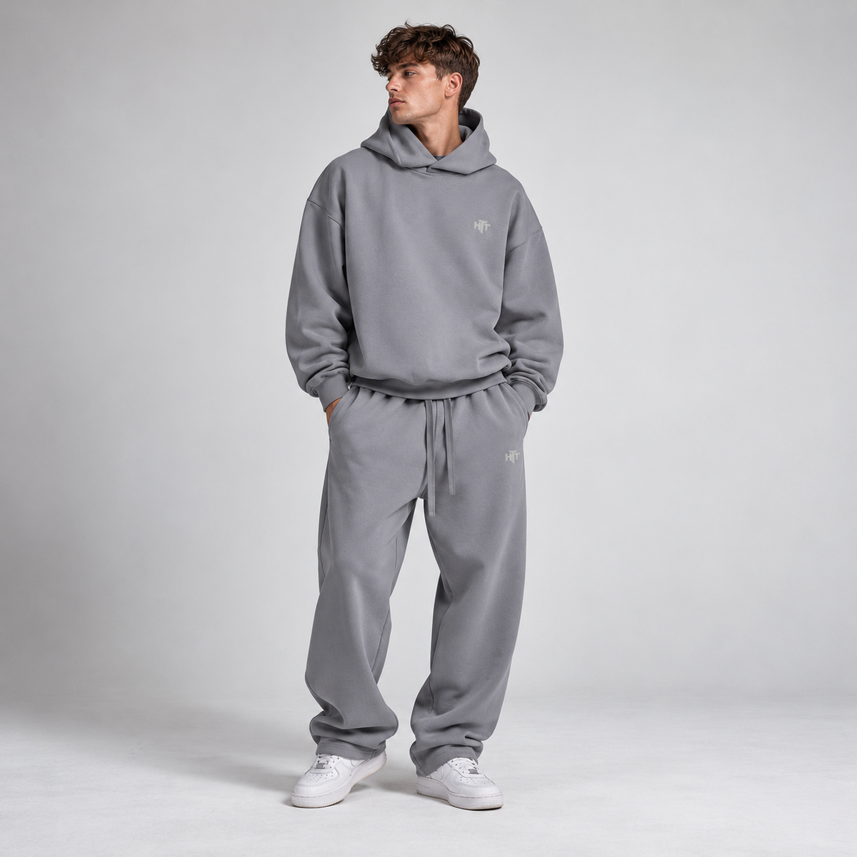 HTT 420GSM heavyweight hoodie en sweatpants set in Medium Gray op model