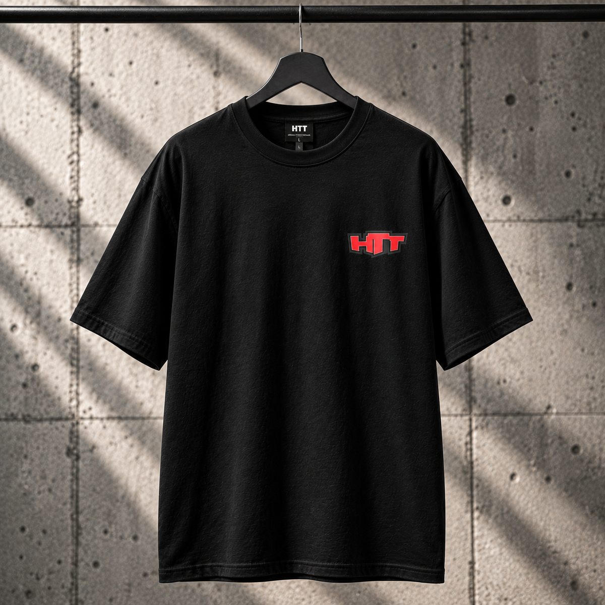 HTT Amsterdam Street T-Shirt zwart aan kledinghanger met rood HTT-logo op de borst
