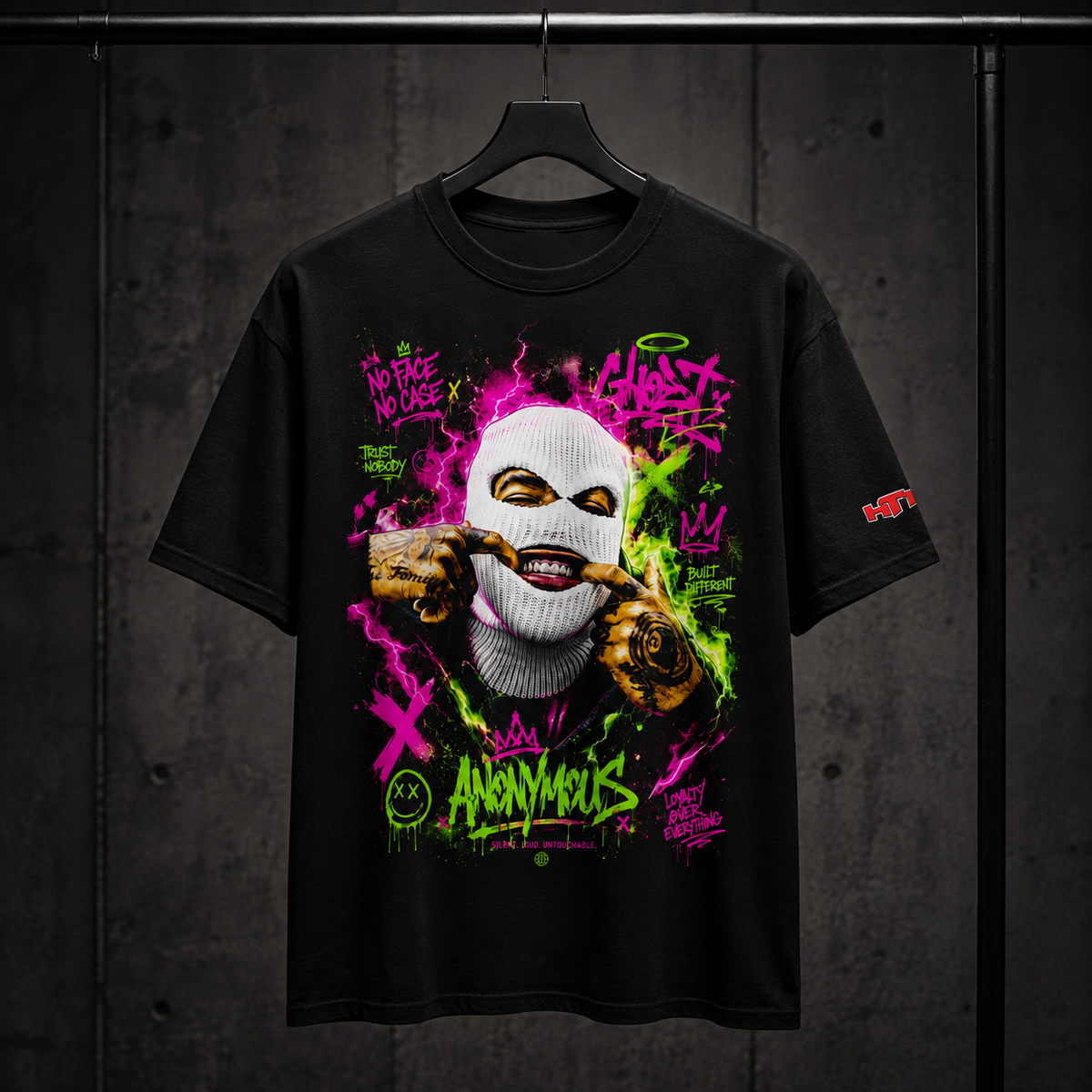 Camiseta negra de streetwear de HTT Anonymous en una percha, con un estampado frontal colorido