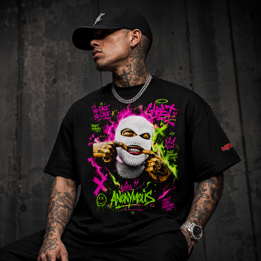 HTT Anonymous zwart streetwear T-shirt gedragen door getatoeëerd mannelijk model