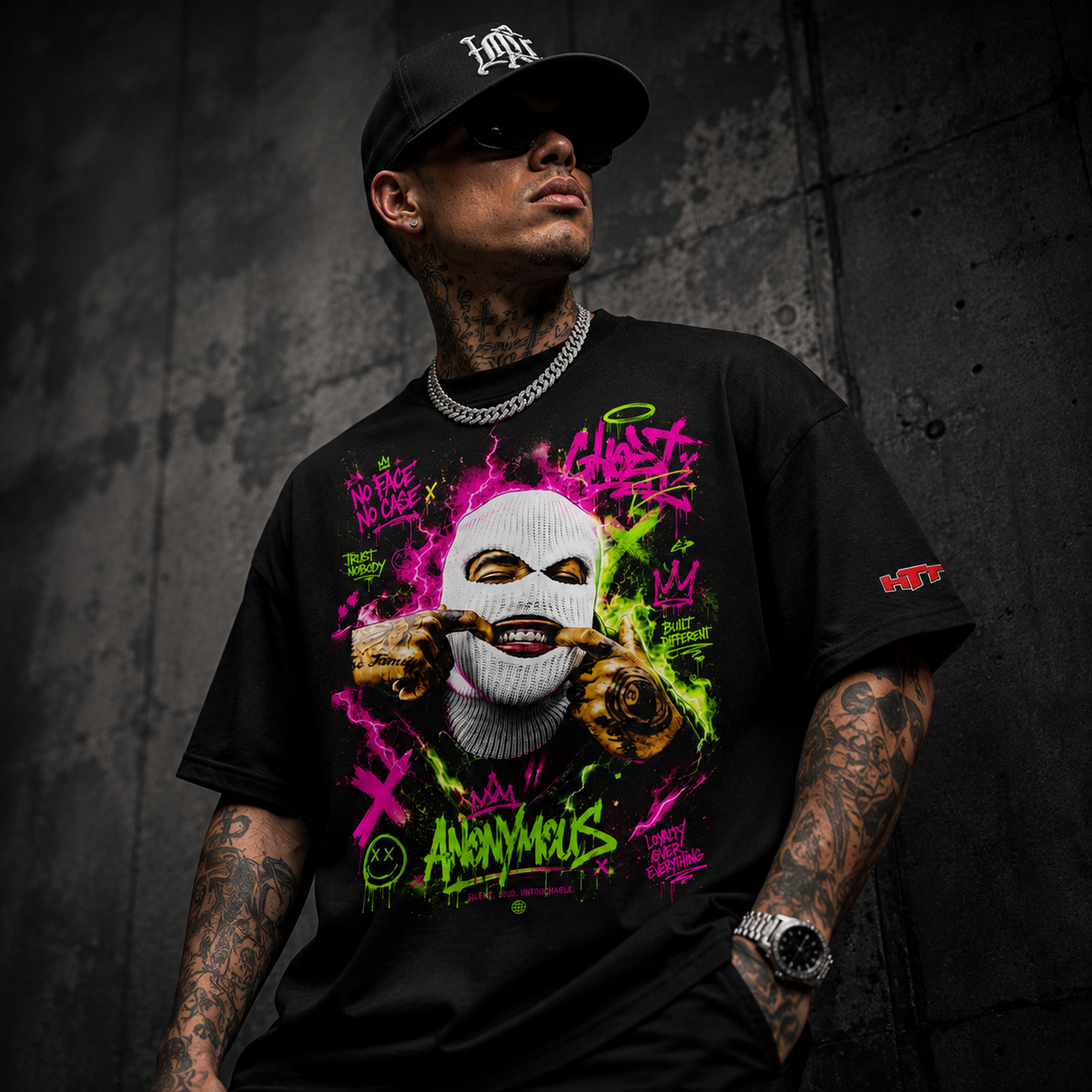 Camiseta unisex HTT Anonymous negra con estampado gráfico colorido y logotipo de HTT en la manga izquierda