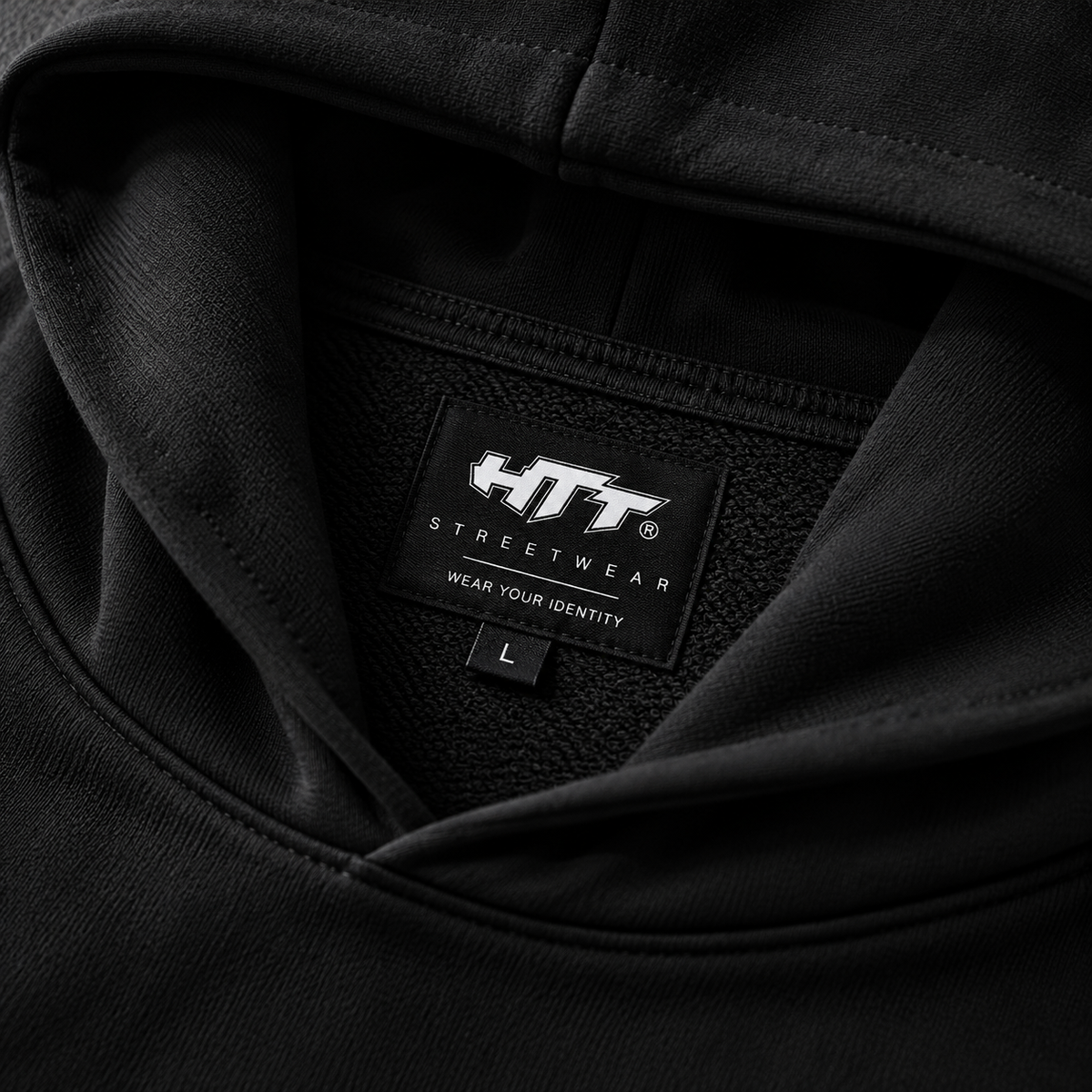HTT BadBoy zwarte hoodie – detail van stof, naden en HTT neklabel