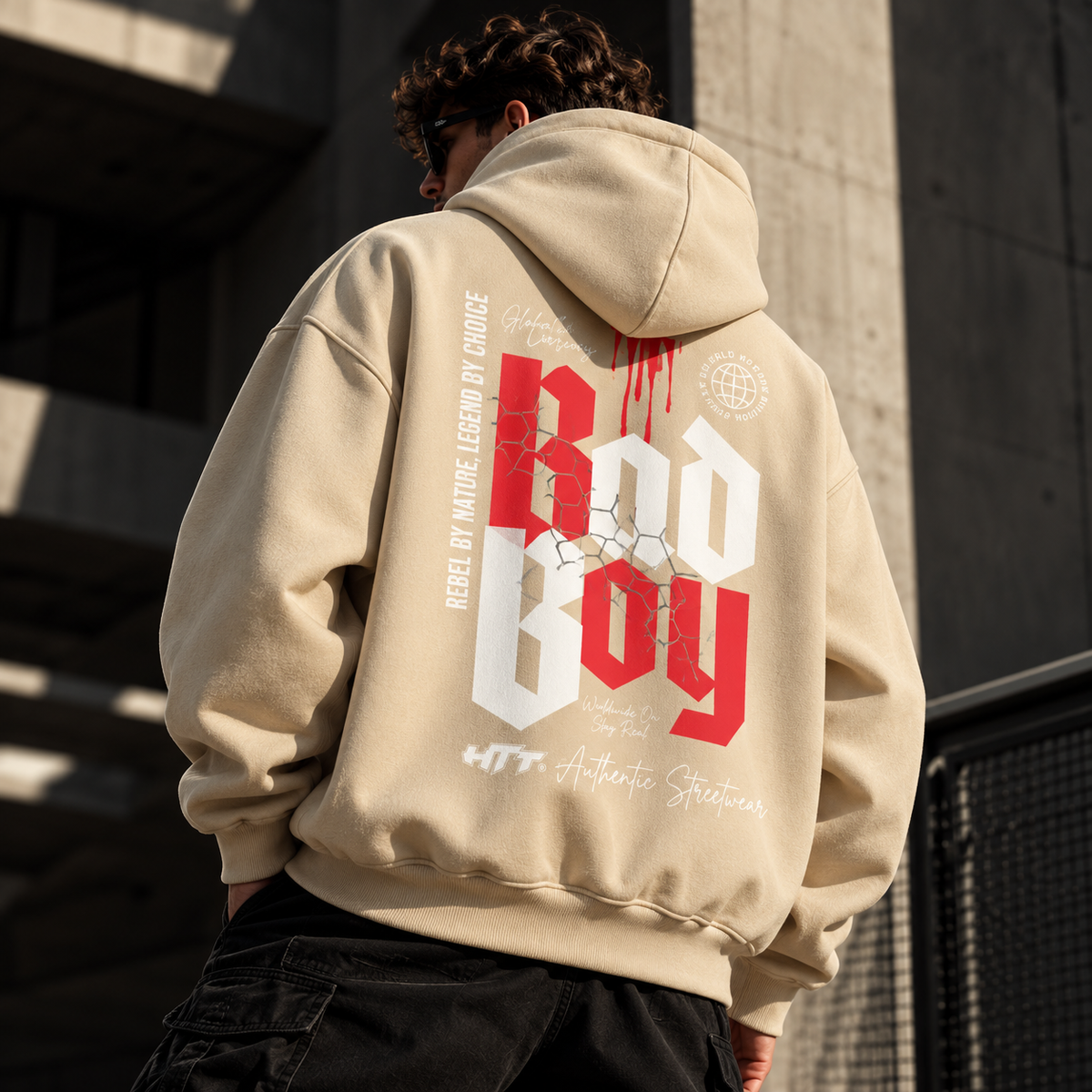 HTT BadBoy Camel hoodie – streetwear modelfoto met grafische rugprint