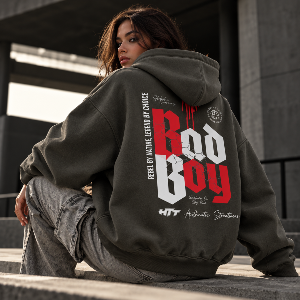 HTT BadBoy Charcoal Grey – oversized hoodie op vrouwelijk model