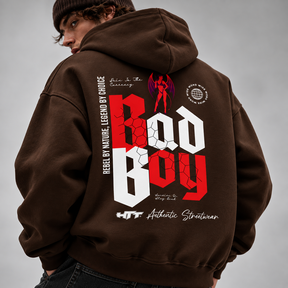 HTT BadBoy Heavy Hoodie Dark Chocolate – close-up model met rode en witte graphic backprint