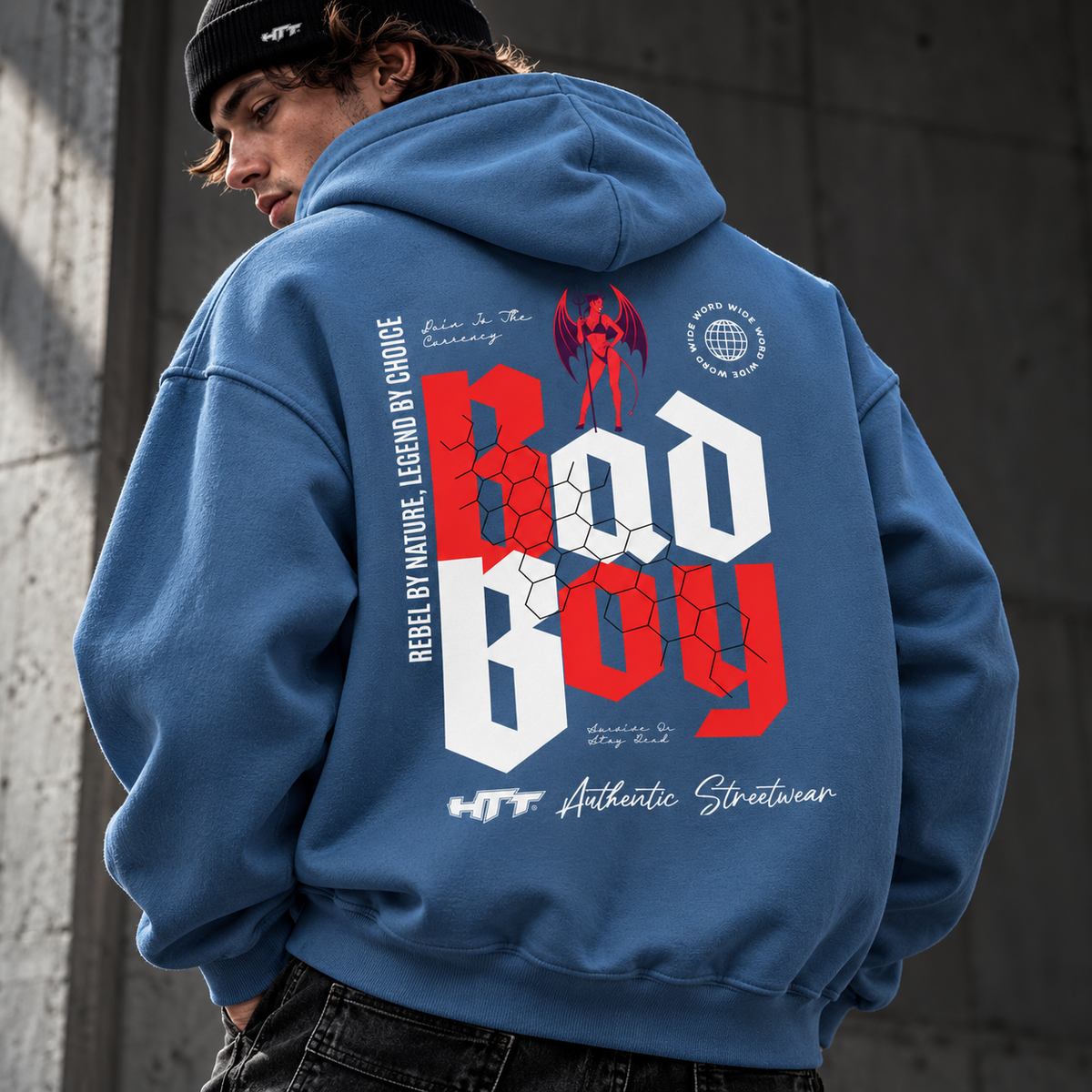 HTT BadBoy Heavy Hoodie Indigo Blue – close-up model met rode en witte graphic backprint