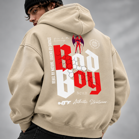 HTT BadBoy Heavy Hoodie Sand – close-up model met rode en witte graphic backprint