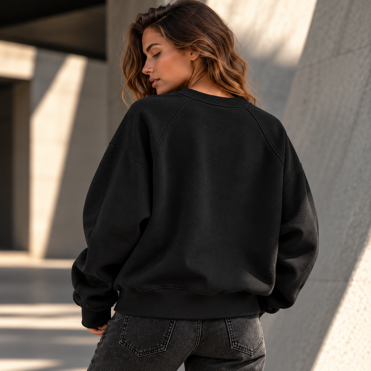 HTT BLANKS Black crewneck achterkant gedragen door vrouwelijk model