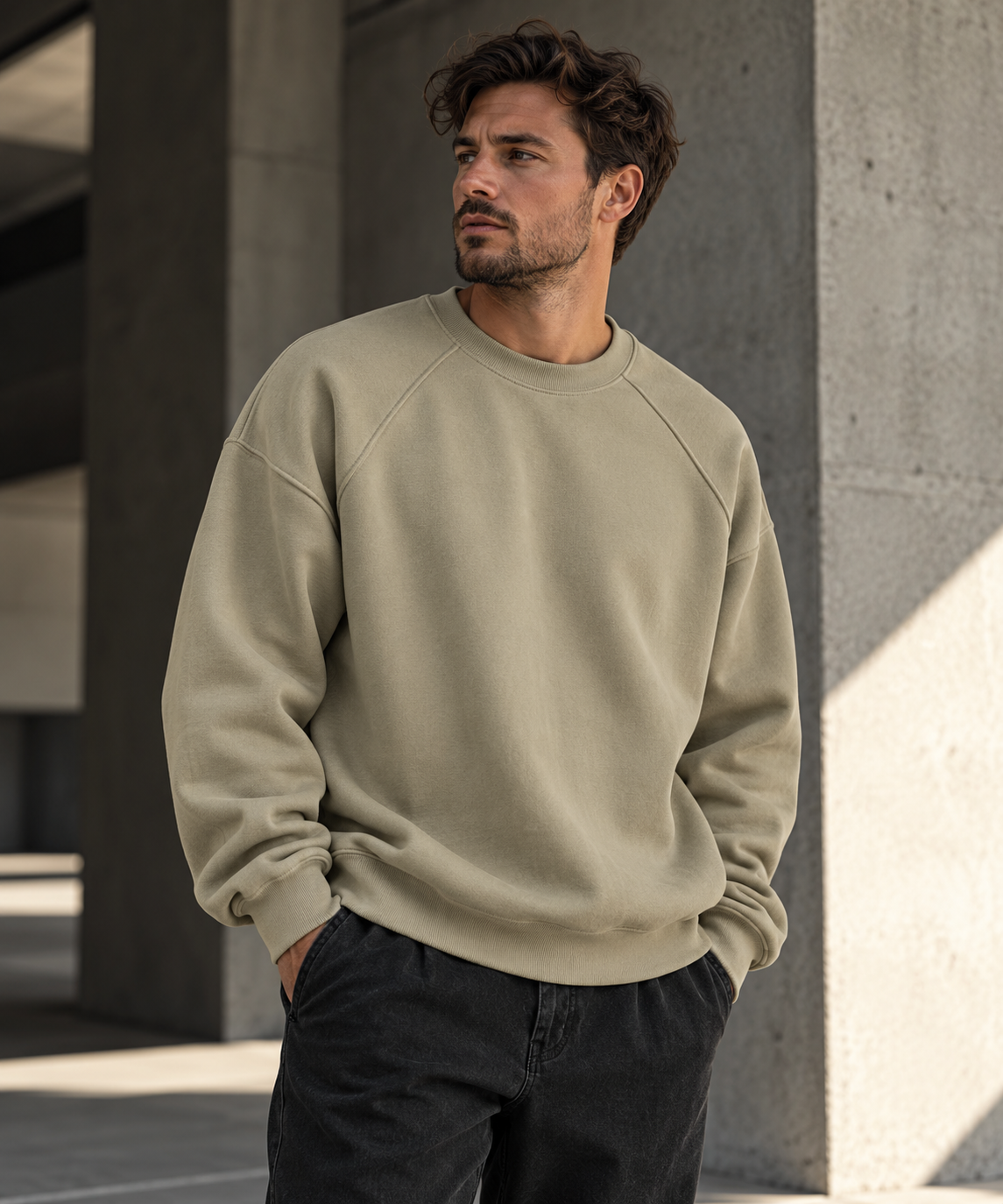 HTT BLANKS 380 GSM brushed fleece crewneck Camel op mannelijk model in moderne streetwear setting