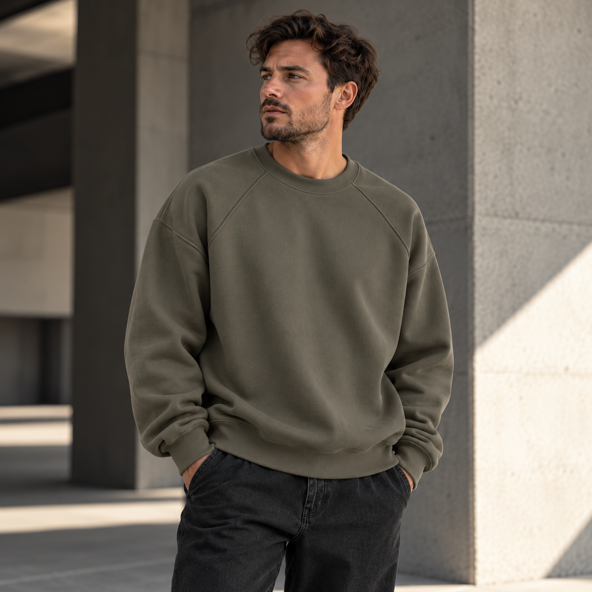 Charcoal Grey HTT BLANKS 380 GSM crewneck gedragen door mannelijk model