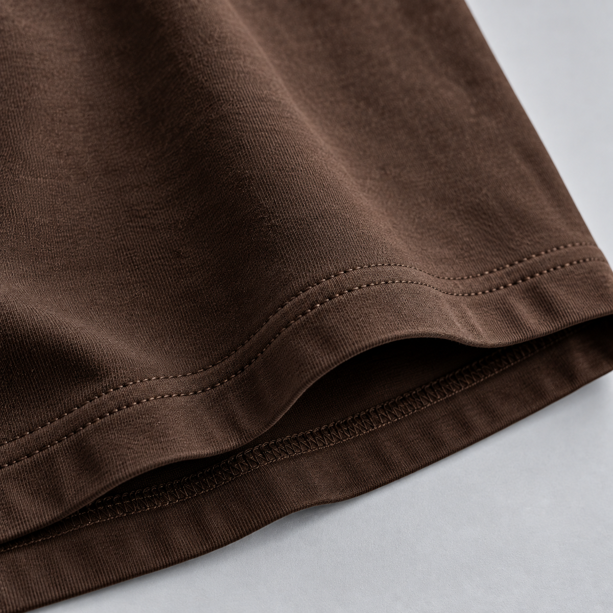 HTT BLANKS Dark Brown – detail van zoom en stiksel