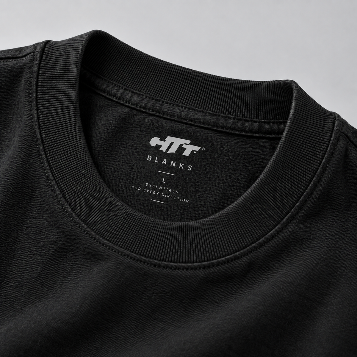 HTT BLANKS Black – detail geribde hals en neklabel