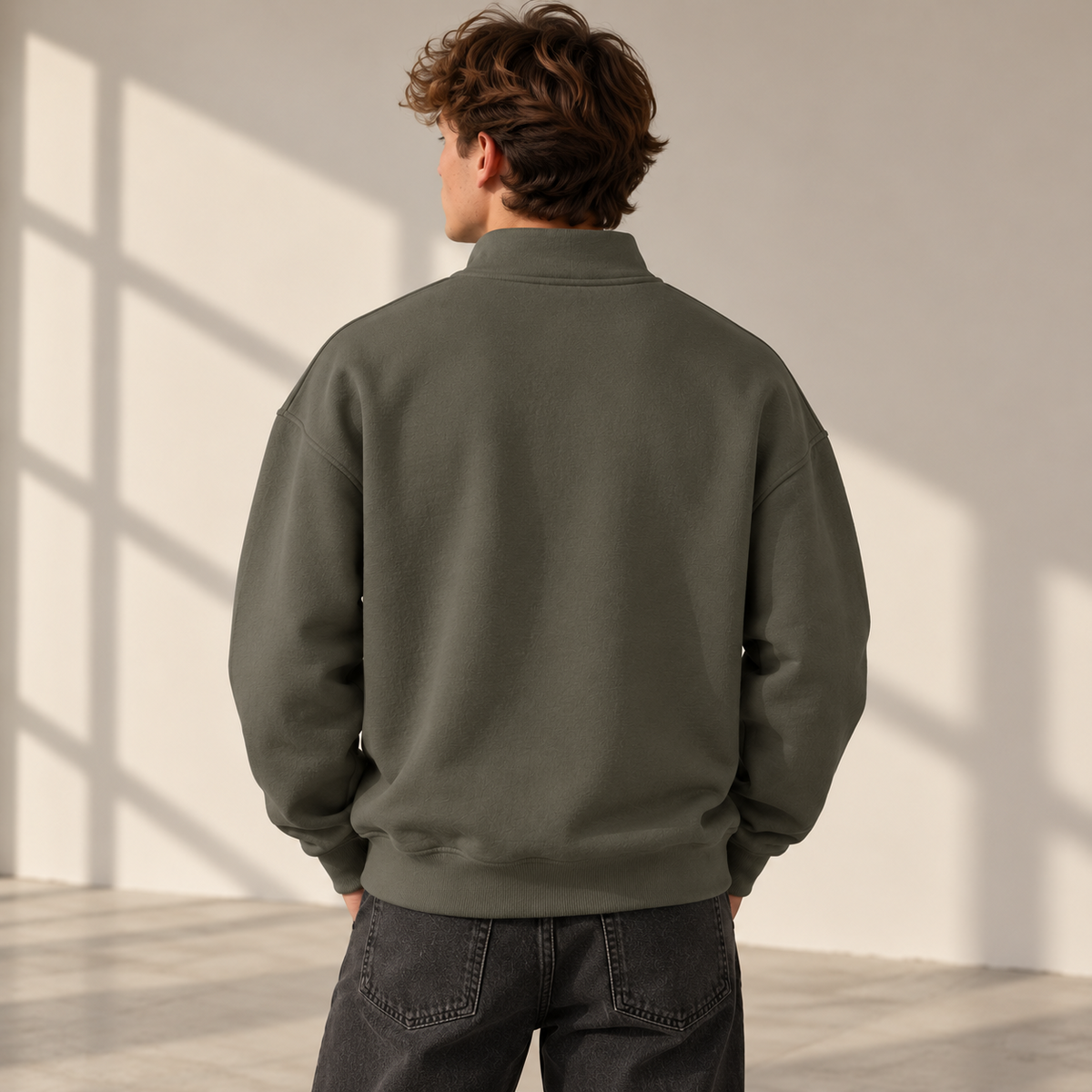 HTT BLANKS Essential Half-Zip 380 GSM Charcoal Grey herenmodel achteraanzicht, oversized pasvorm