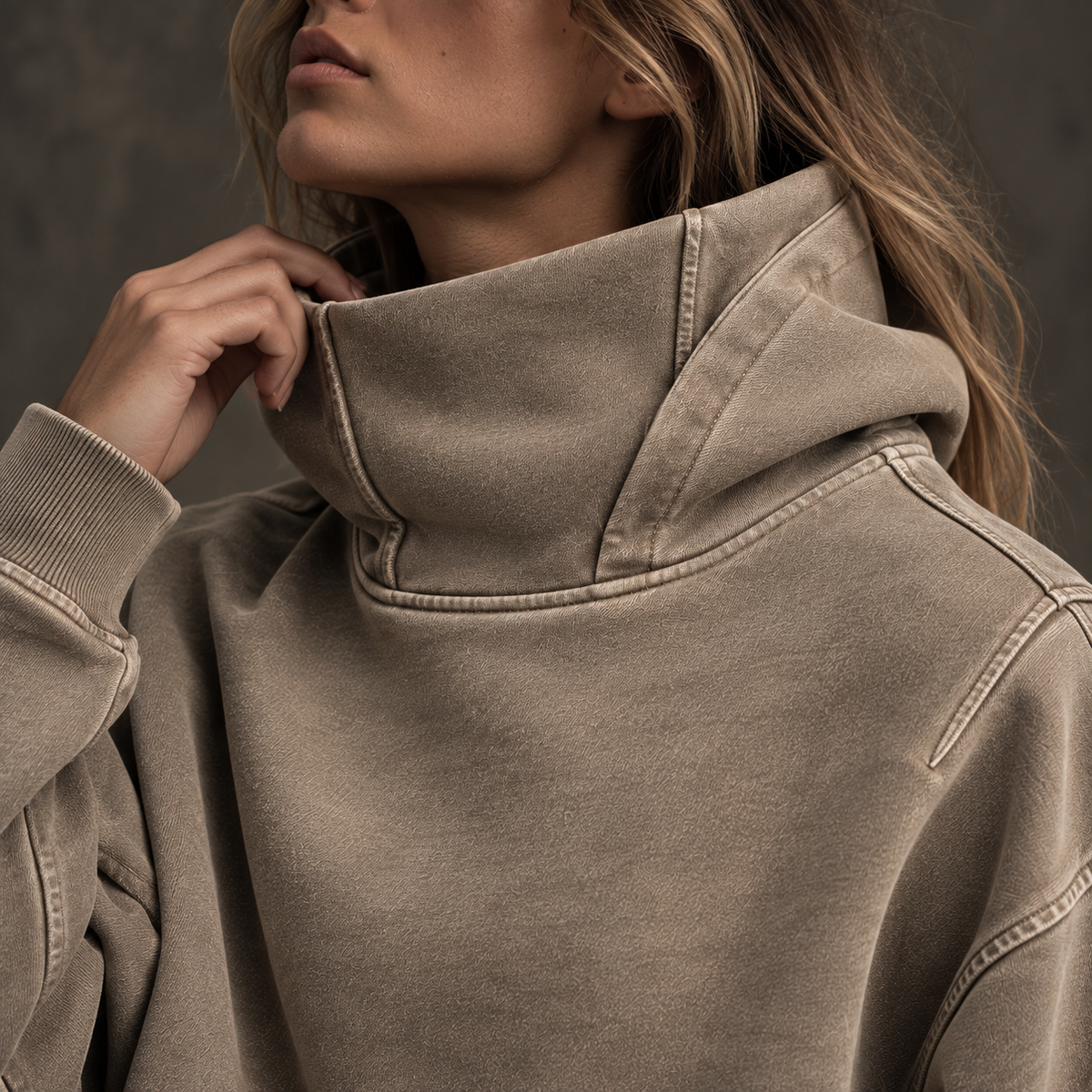 Nahaufnahme der hochgeschlossenen Kapuze und des gewaschenen Khaki-Stoffs des HTT Blanks 380 GSM-Hoodies