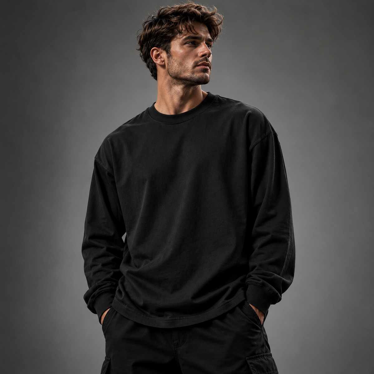 HTT BLANKS oversized longsleeve zwart op mannelijk model, premium minimalistische streetwear studiofoto