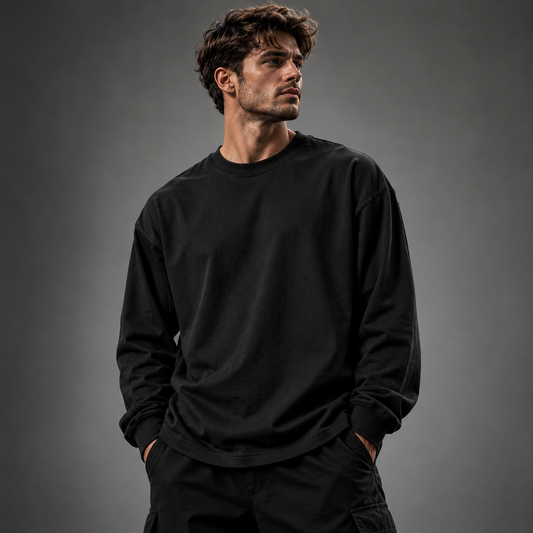 HTT BLANKS oversized longsleeve zwart op mannelijk model, premium minimalistische streetwear studiofoto