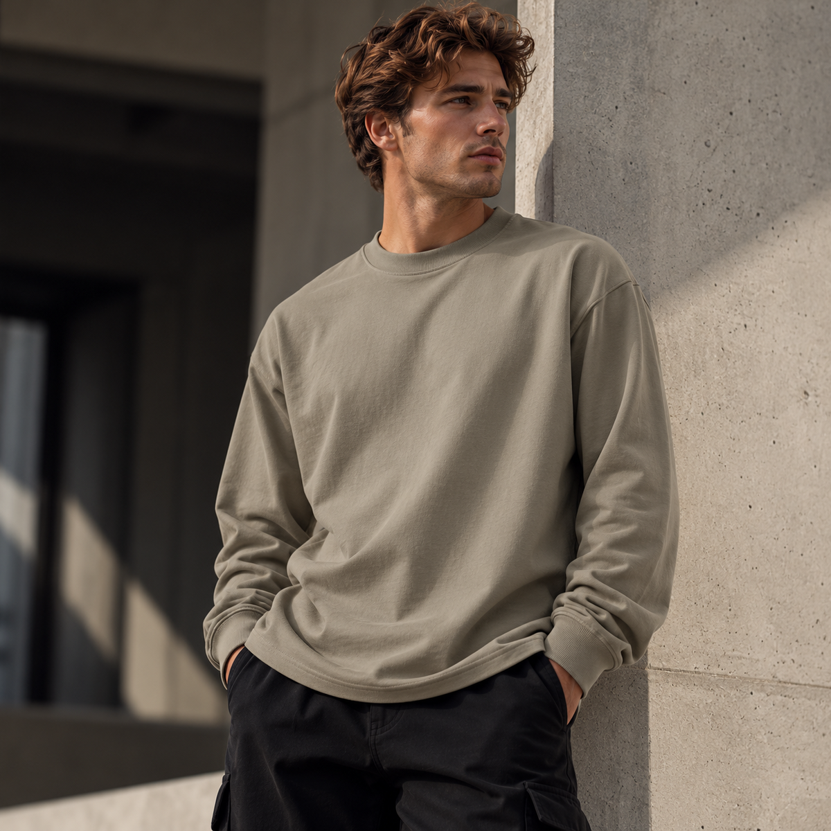 HTT BLANKS oversized longsleeve Camel op mannelijk model, premium casual fashion fotografie
