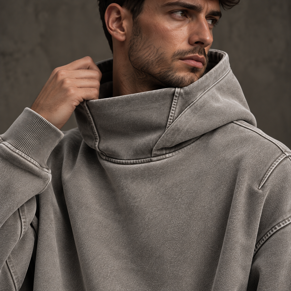 Nahaufnahme der hochgeschlossenen Kapuze von HTT Blanks in Neutral Grey und des gewaschenen Baumwollstoffs mit 380 g/m²