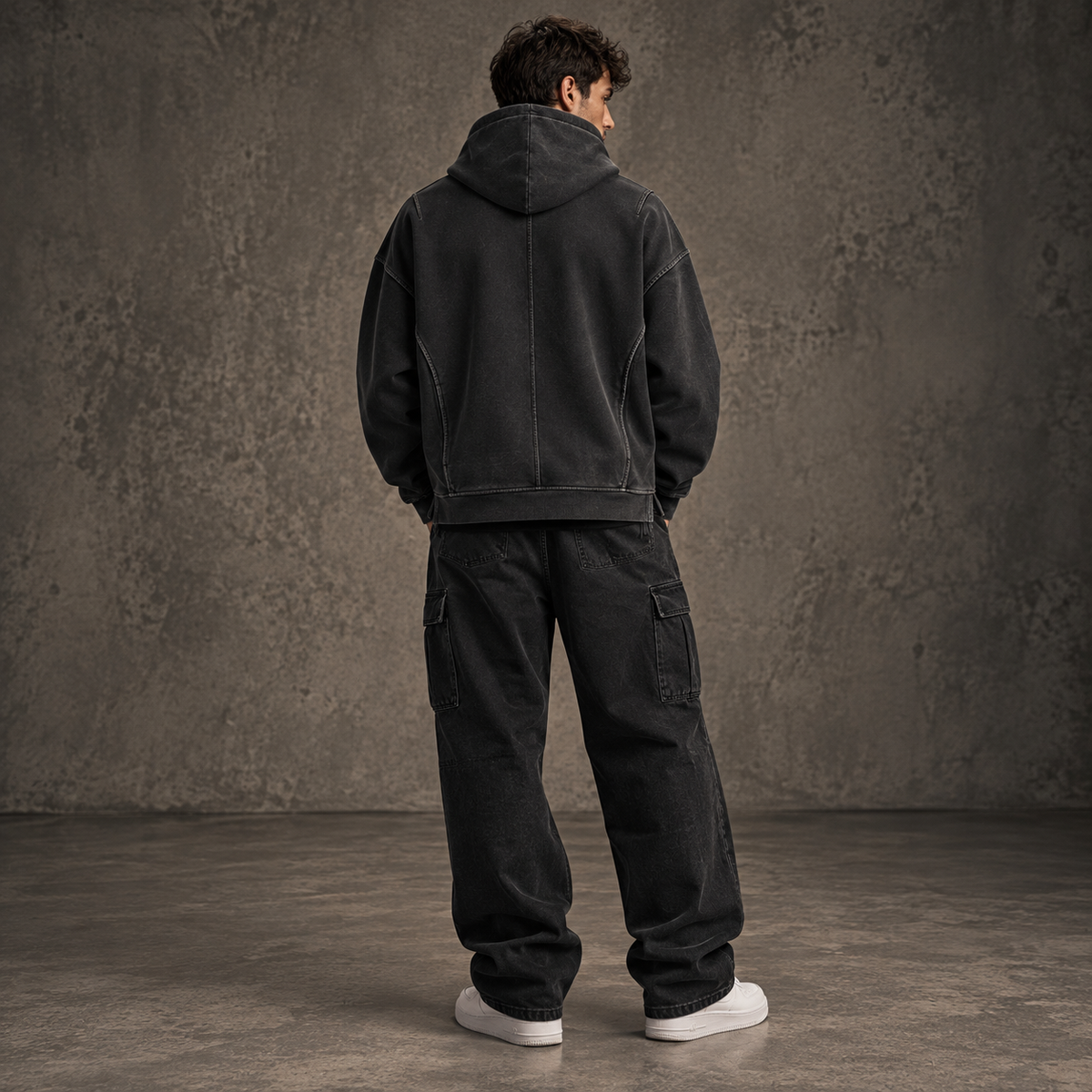Rückansicht des schwarzen, gewaschenen Rollkragen-Hoodies HTT Blanks mit 380 g/m² – Editorial-Fit