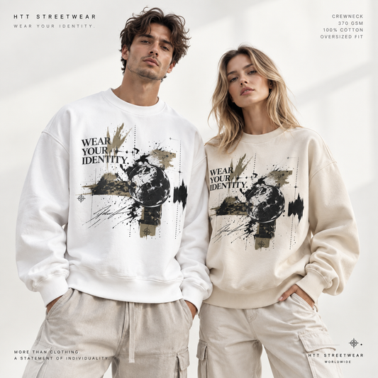 HTT Wear Your Identity oversized crewnecks: man in wit en vrouw in apricot op lichte studioachtergrond