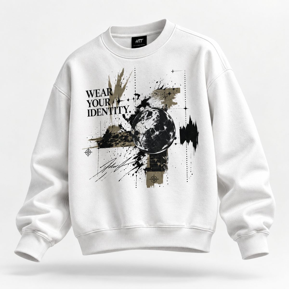 HTT Wear Your Identity oversized crewneck in wit, schuin vooraanzicht met grafische frontprint