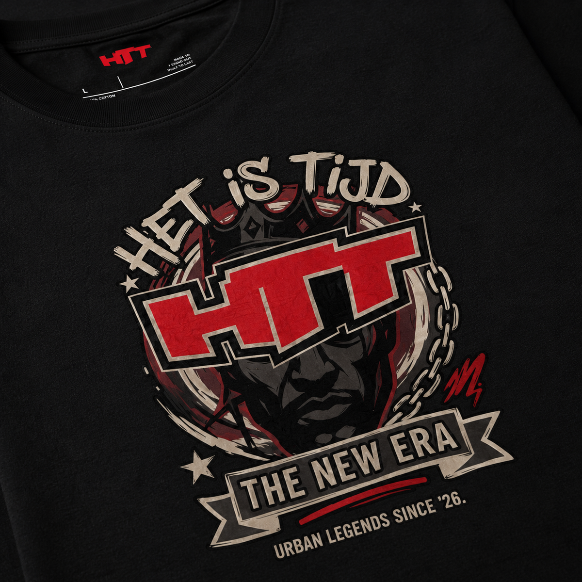 HTT Essential zwart T-shirt detailshot met Het Is Tijd The New Era frontprint