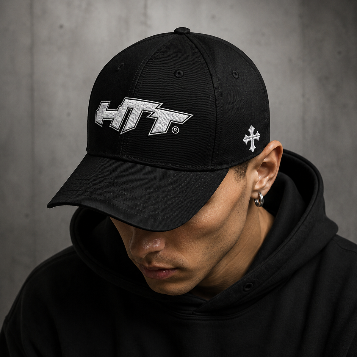 HTT Good/Bad Structured Cap zwart op model – unisex Flexfit streetwear pet
