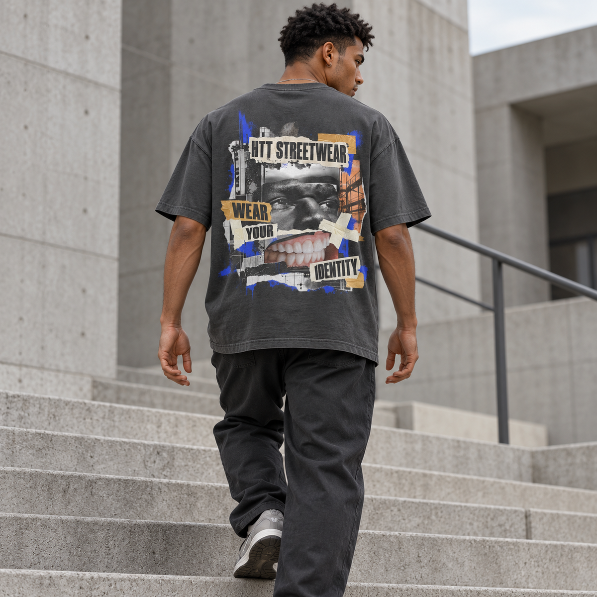HTT Identity Collage washed T-shirt in Dark Gray met kleurrijke rugprint, getoond op een mannelijk digitaal model op een betonnen trap.
