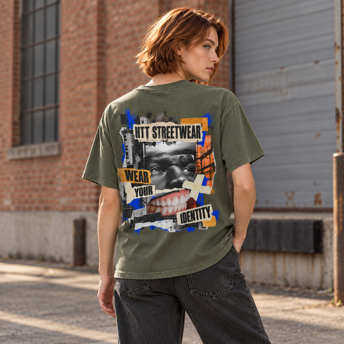 HTT Identity Collage unisex T-shirt in Sage Green met collage-backprint, van dichtbij getoond op een vrouwelijk digitaal model bij een bakstenen gevel.