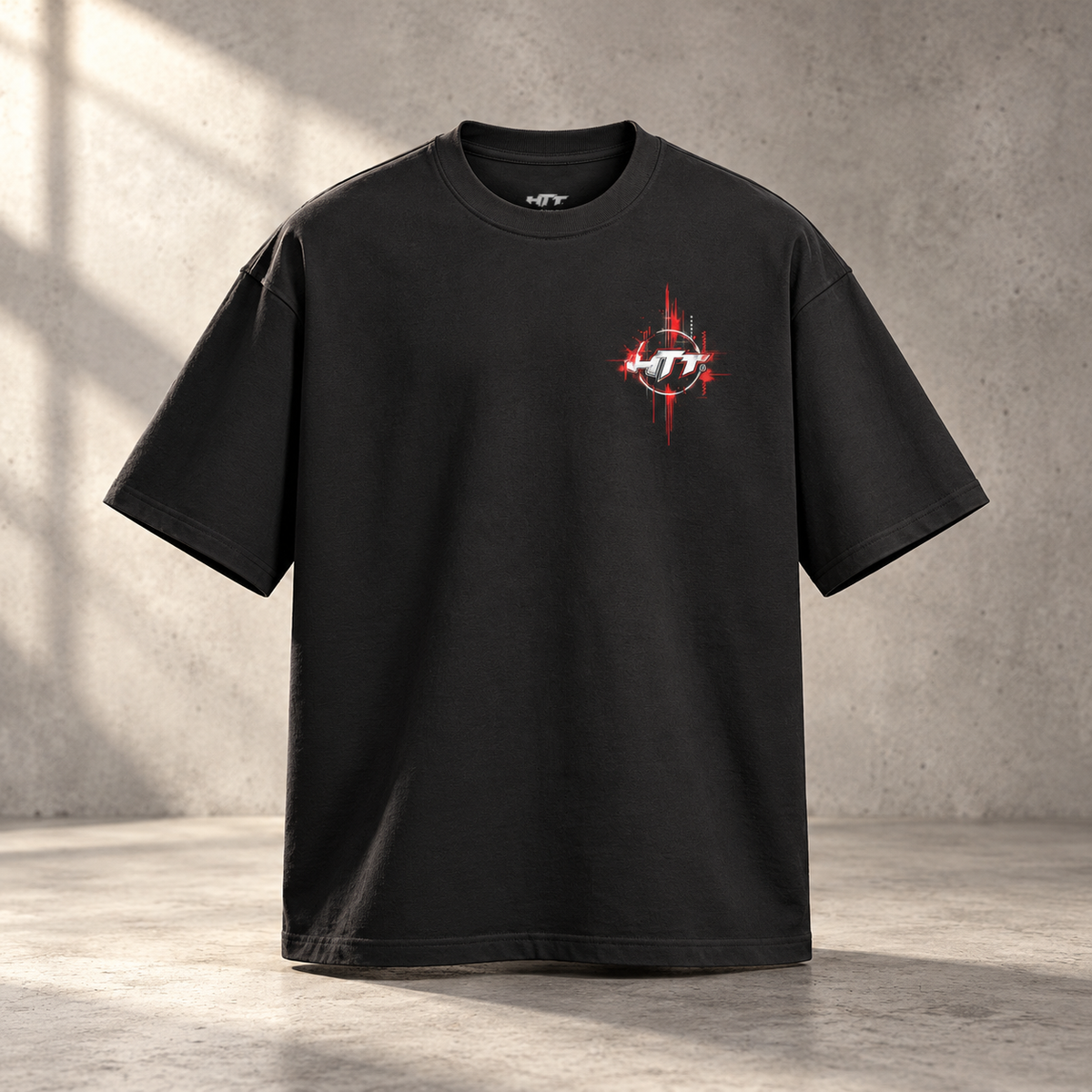 Zwart HTT Industrial World boxy T-shirt van 280 GSM katoen met kleine rood-witte HTT-borstprint, vooraanzicht.