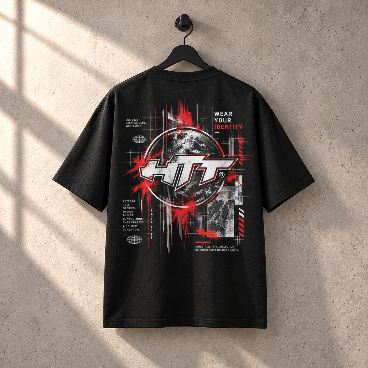 Achteraanzicht van het zwarte HTT Industrial World T-shirt aan een hanger, met grote industriële HTT-wereldbolprint in rood en wit.