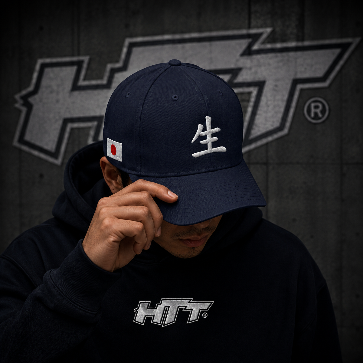 Gorra HTT Japanese Life Symbol Cap azul marino oscuro – prenda estrella de streetwear con el símbolo 生 bordado y la bandera japonesa