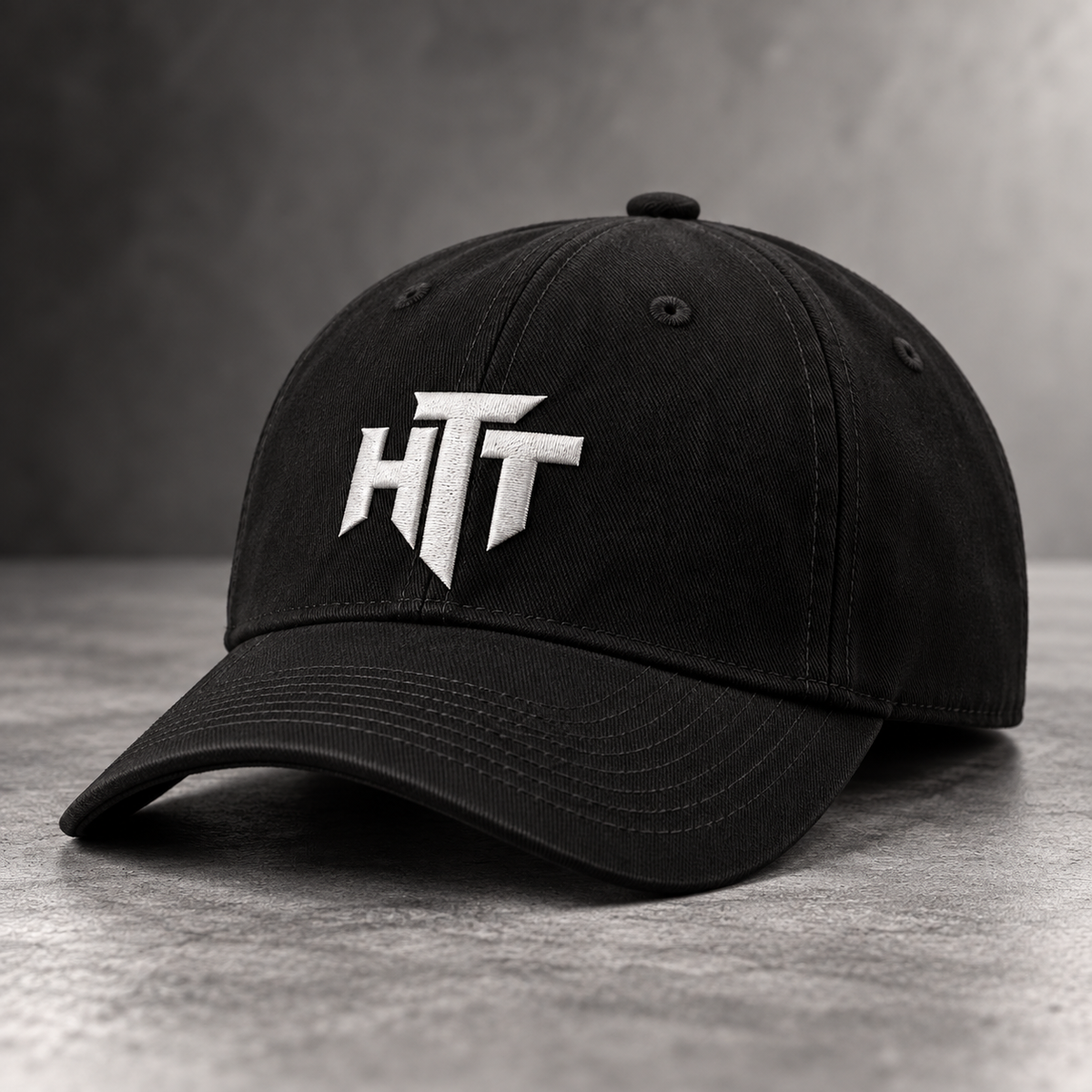 HTT Monogram Cap in zwart met wit plat geborduurd HTT-logo – unisex streetwear cap