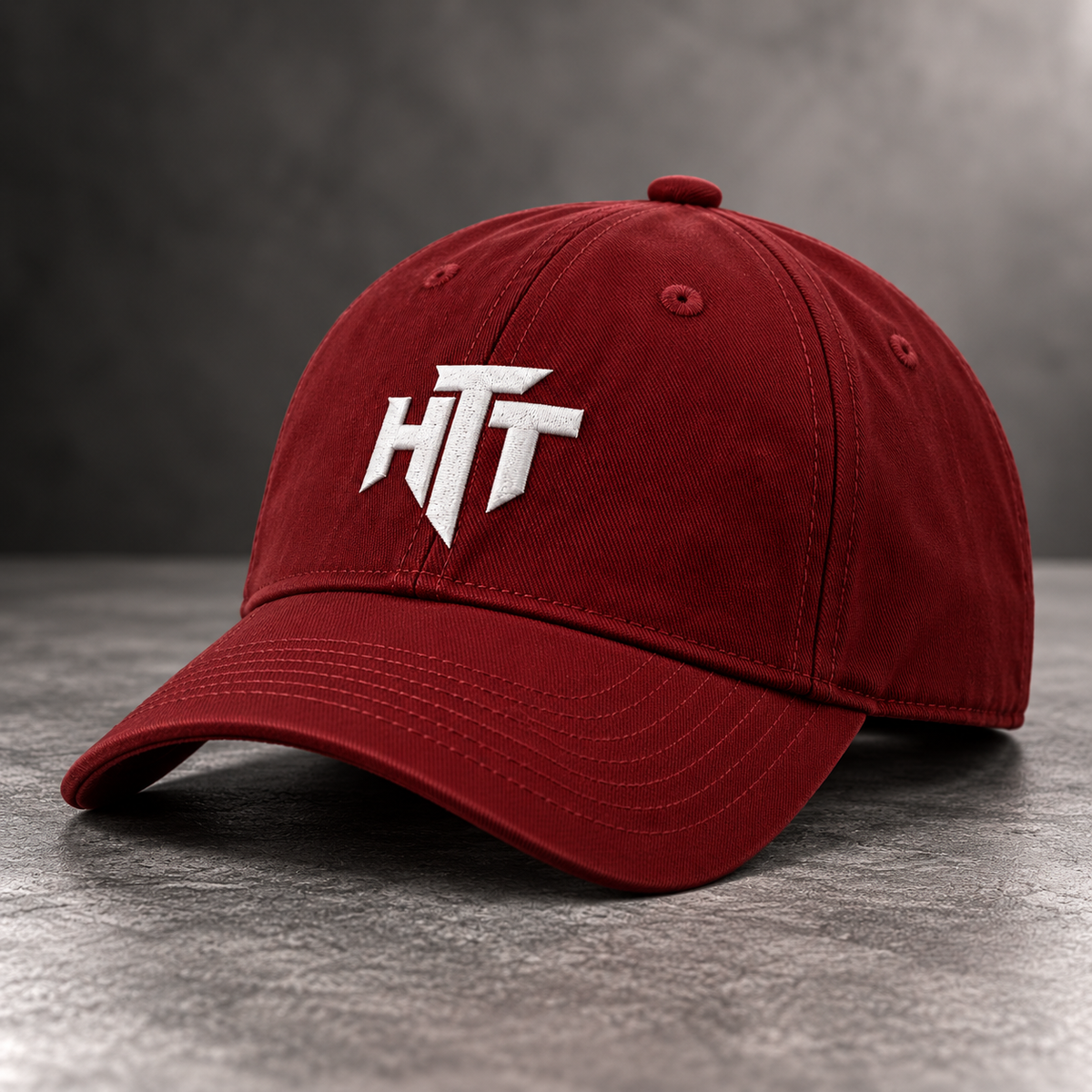 HTT Monogram Cap in burgundy met wit plat geborduurd HTT-logo – unisex streetwear cap