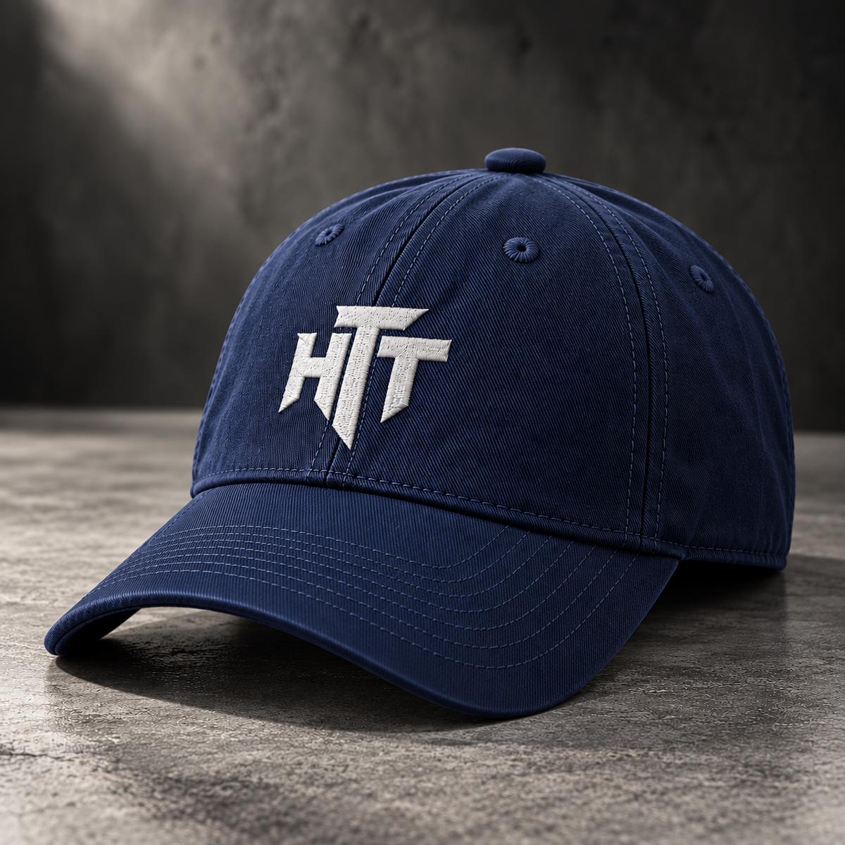 HTT Monogram Cap navy met wit geborduurd HTT-logo – unisex katoenen streetwear cap