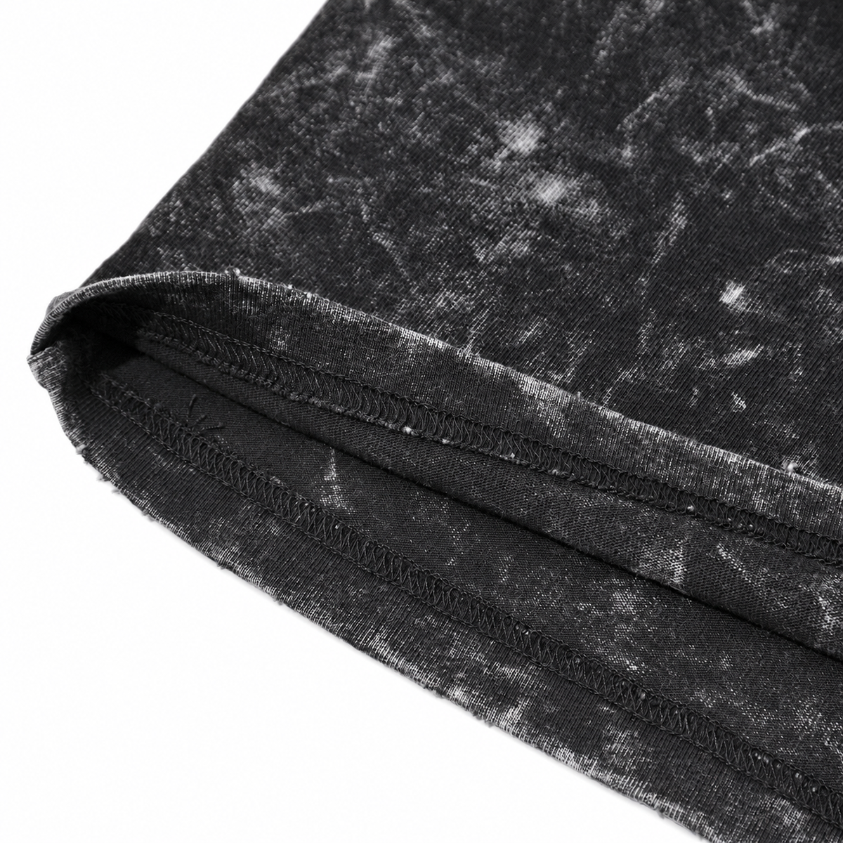 Detail van de washed-black stof en de binnenzijde van de zoom van het HTT Open Your Eyes T-shirt, met zichtbare stiksels.