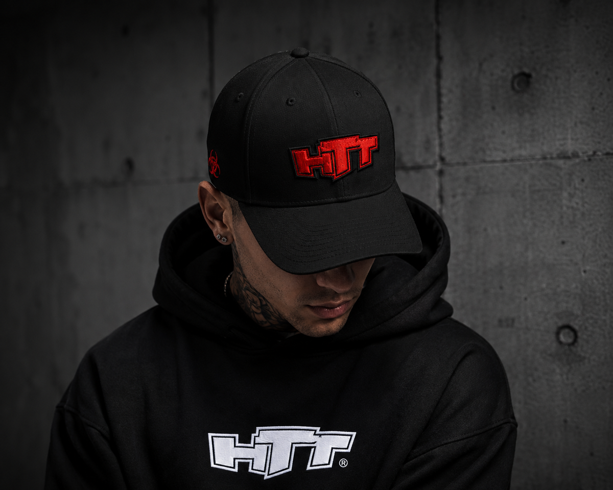 HTT Respect Structured Cap zwart op model met rood HTT borduurlogo