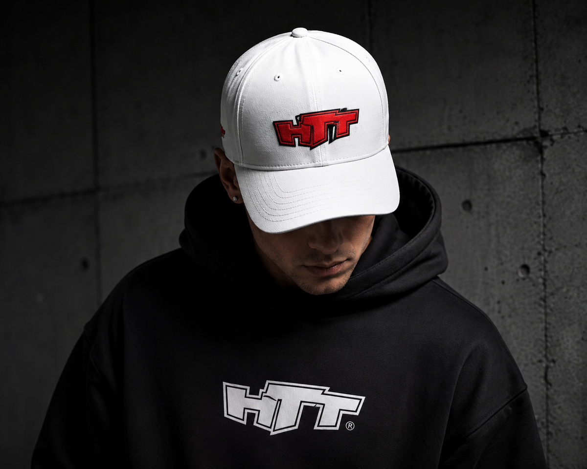 HTT Respect Structured Cap wit op model met rood zwart HTT borduurlogo