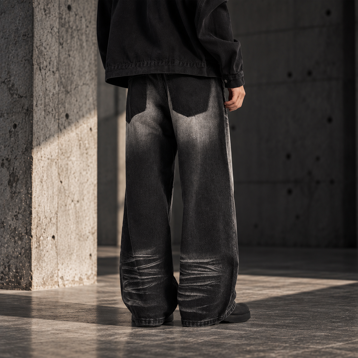 Jeans amples noirs délavés HTT SELECTED – vue éditoriale arrière